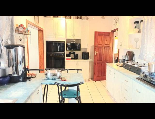 4 BEDROOM HOUSE FOR SALE IN LOMBARDY EAST
